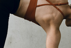 Pratique de yoga, posture de force et d’équilibre