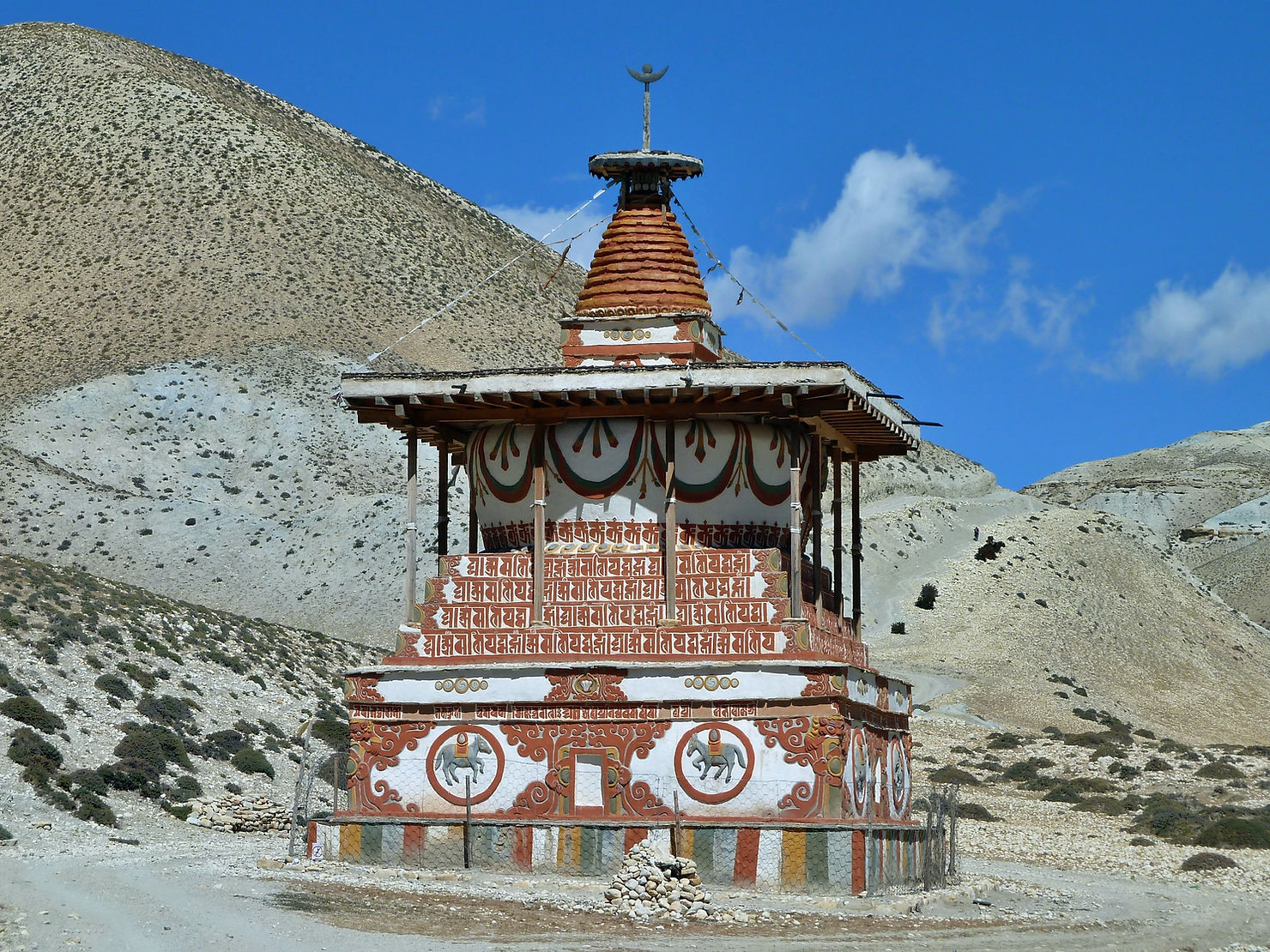 Chorten on the way to Upper Mustang Trek