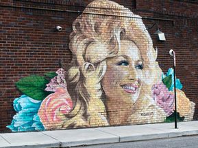 Dolly Parton opent eigen travel center in Tennessee