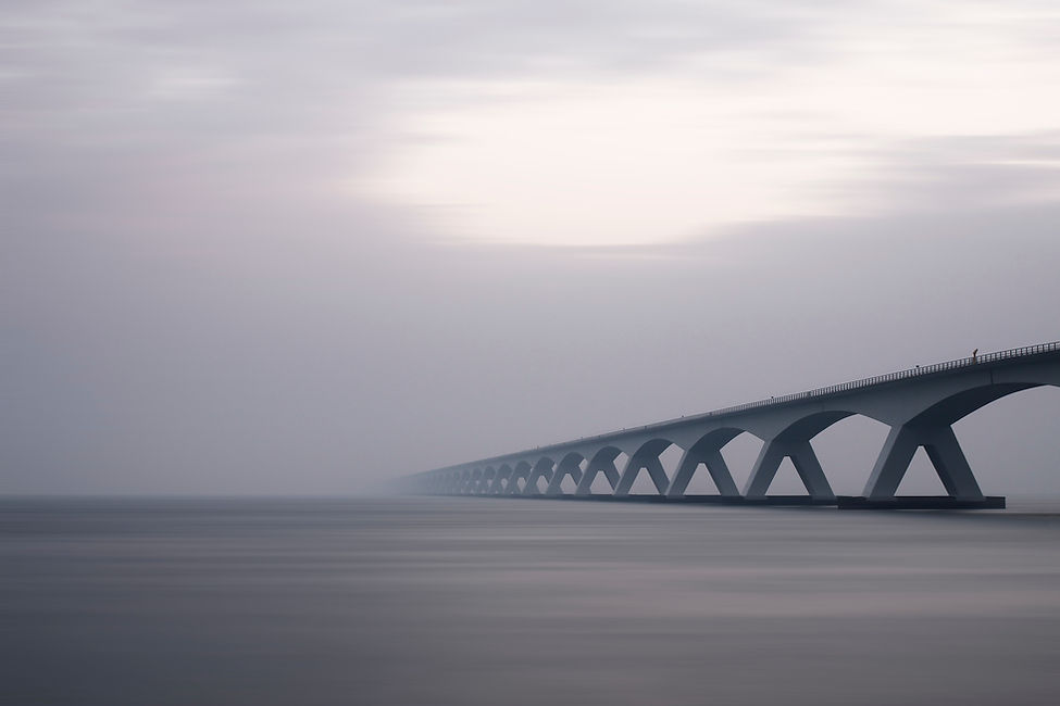 Ponte moderno ispirato ai lavori all'avanguardia di M6
