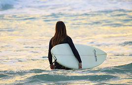 Elena Bernardini istruttrice surf sup windsurf wingfoil moto d'acqua sci nautico wakeboard. Blueroom watersports tirrenia pisa