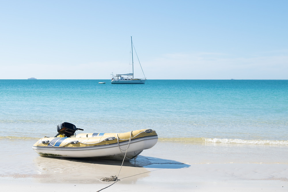 Semi-rigide sur plage
