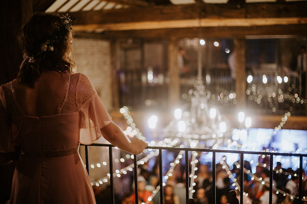 sposa nella location guarda ospiti dalla terrazza