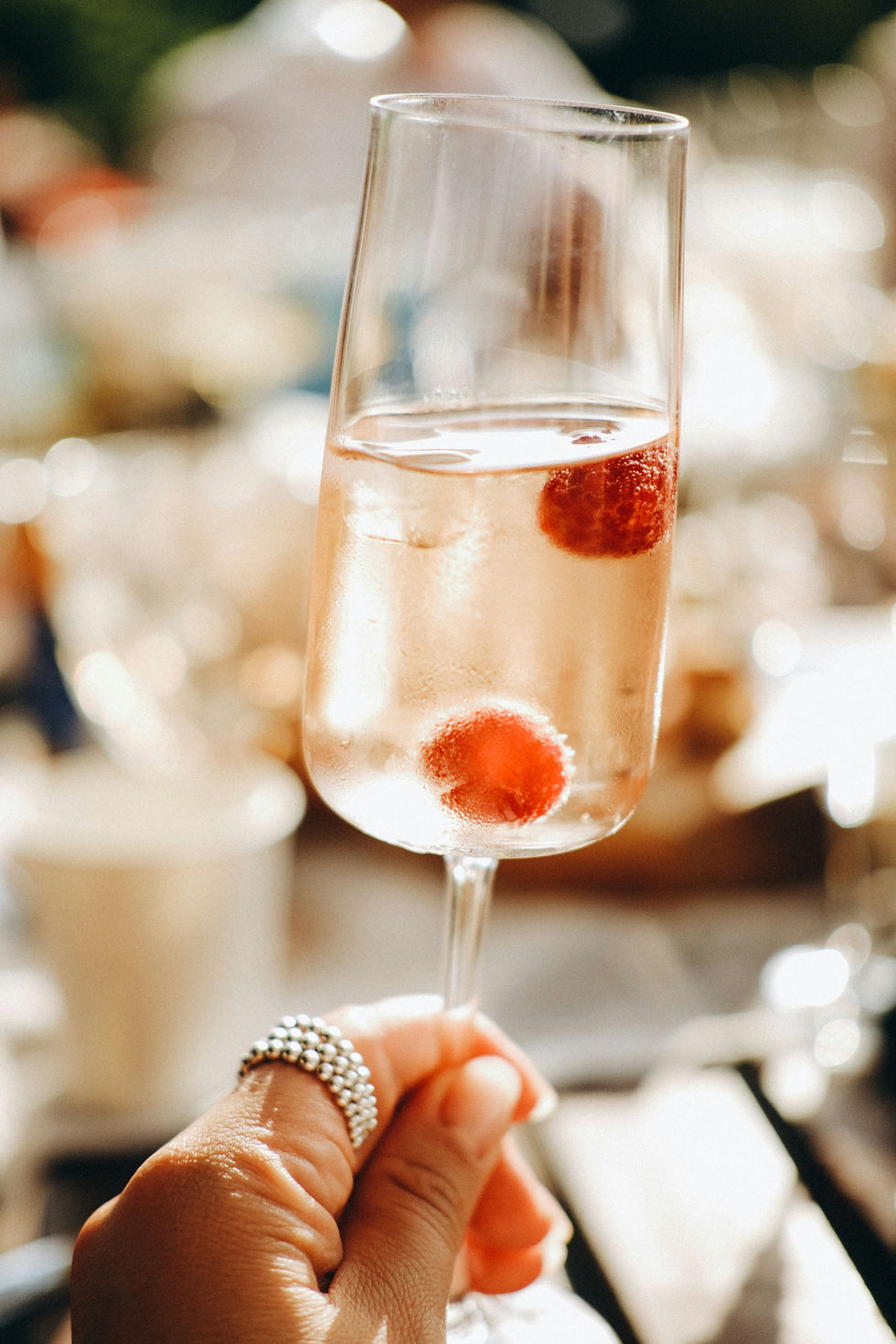 Hand houdt champagneglas voor Valentijnsdag