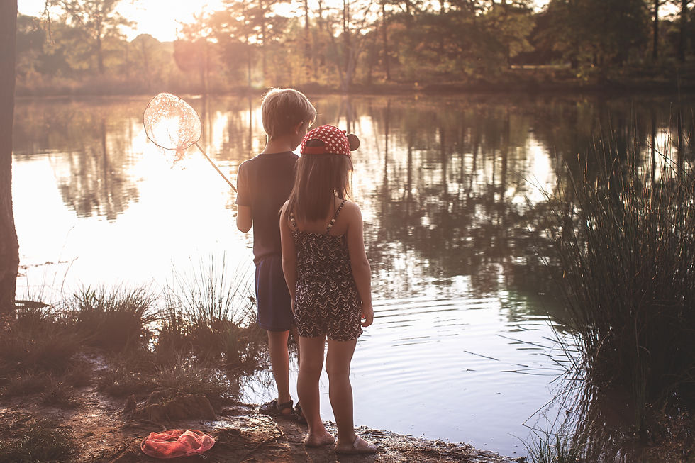 enfants péchant dans un étang