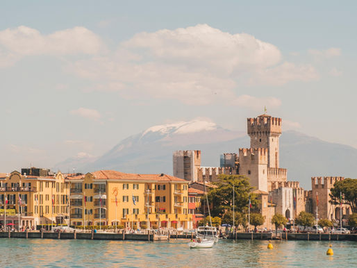 Sirmione in primavera con fiori e il Castello Scaligero sul Lago di Garda – cosa fare a Sirmione ad aprile e maggio