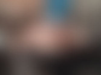 Deux personnes formant un cœur avec leurs mains, symbole de bienveillance, de soutien émotionnel et de relation d’aide en psychologie.