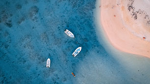 Boote ankern vor einer Insel