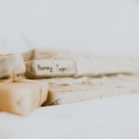 Savon au miel : bienfaits, usage… et pourquoi nous n’en fabriquons pas chez Le Savon d’Alice 🐝