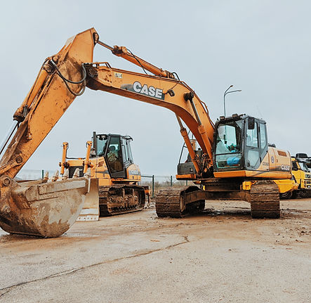 Bagger und Radlader geparkt auf Hof - Aysun Maschinen