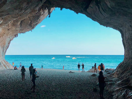Vista sul mare azzurro della Sardegna