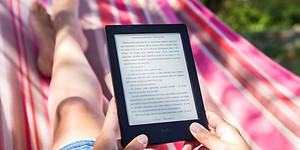 Persona leyendo ebook - Kielaa LIVE