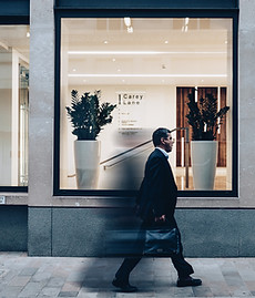 homme-qui-marche-dans-la-rue
