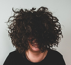 Vrouw met messy curls,Image by Tamas Pap