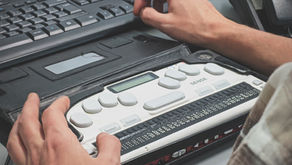 a computer with an accessible keyboard and screen reader for people with visual disabilities