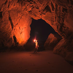 Sérénité souterraine à la Grotte de la Moidons, Jura La Grotte de la Moidons, Jura, offre une sérénité souterraine, où les jeux de lumière révèlent des formations rocheuses d'une beauté tranquille.