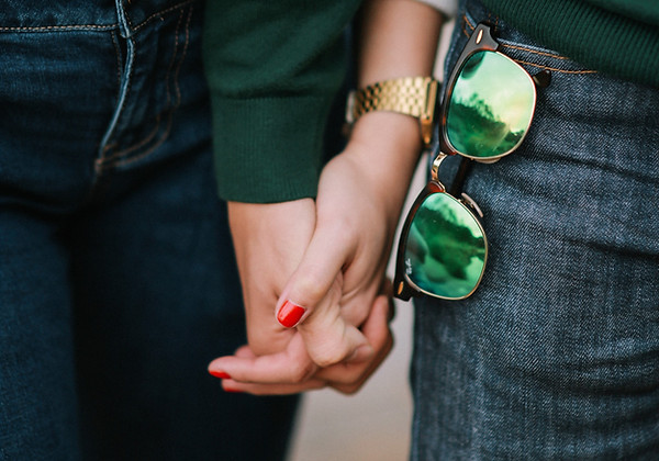 Plan a romantic scavenger hunt, complete with date night scavener hunt riddles