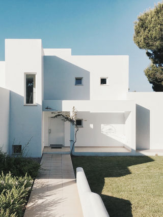 AC2 Construction à Marseille et région Provence - Enduit de façade - Diagnostic, avis technique et traitement des fissures, enduit hydraulique projeté ou traditionnel à la chaux, (RPE) : revêtement plastique épais, peinture de façade, badigeon, eau forte.