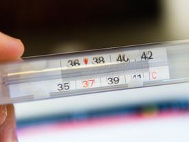 Viele Menschen erreichen heute nicht mehr die gesunden 37 °C Körpertemperatur. Welche Ursachen das haben kann und warum eine stabile Betriebstemperatur für Stoffwechsel und Hormonsystem so wichtig ist, erkläre ich im neuen Blogbeitrag.