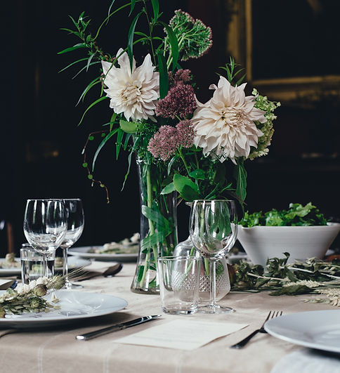 Elegant wedding table arrangement in Mexico City