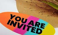 um adesivo sobre uma mesa com os dizeres "you are invited"