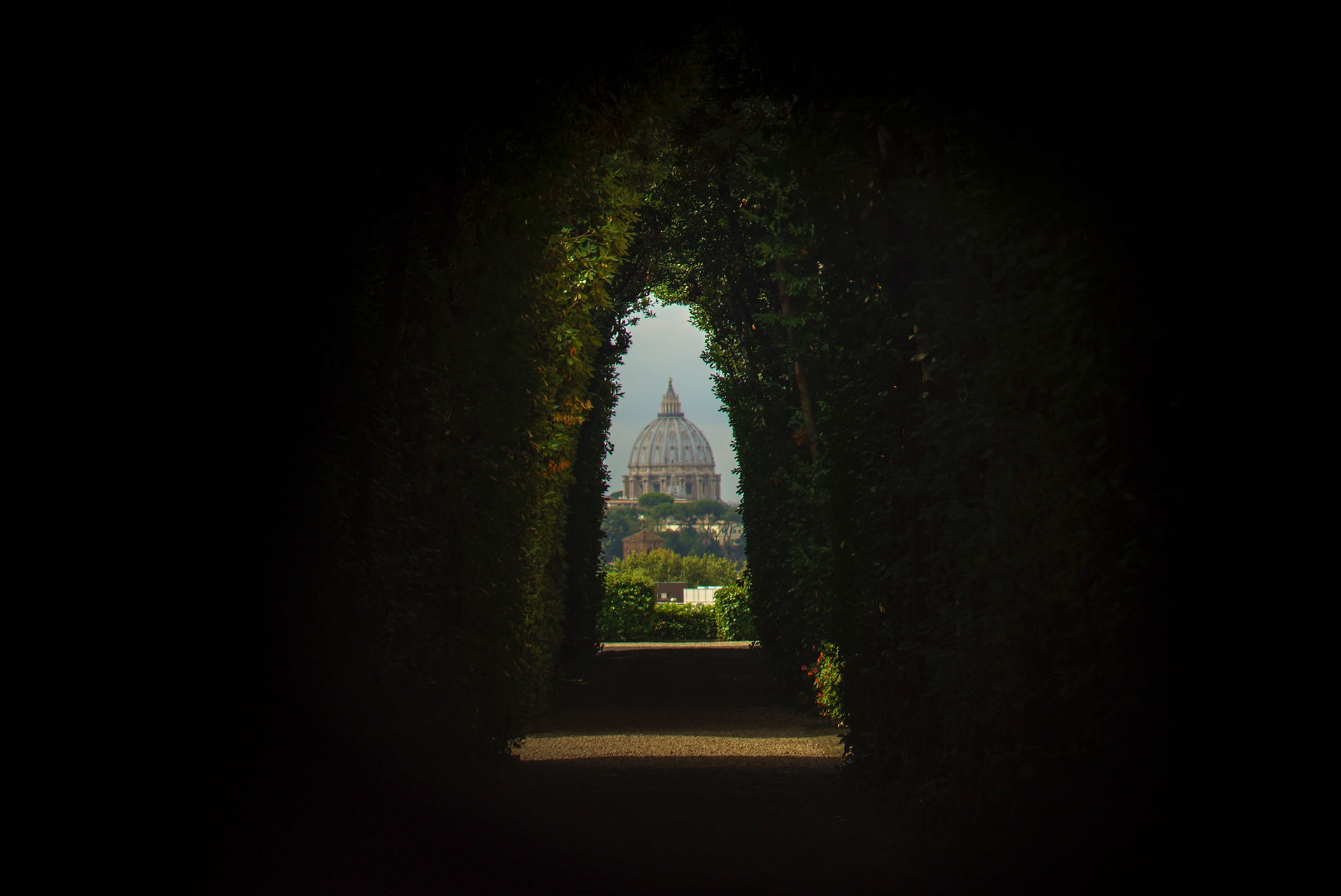 Buco della serratura dell’Ordine di Malta en Roma desde donde se ve la cúpula de San Pedro del Vaticano