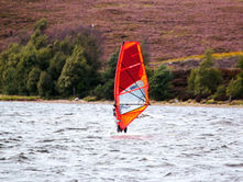 Activités nautiques : voile et planche à voile sur les lacs alpins