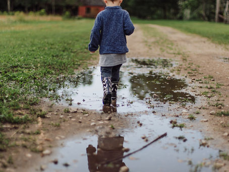 Trauerpfützen im Kinderkopf – Wenn einer fehlt und der Stuhl trotzdem da steht (Trauer verarbeiten)
