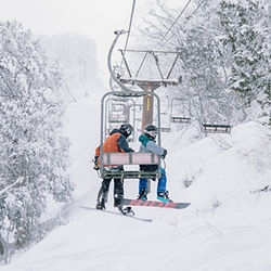 Athlète de slalom géant en action, maîtrisant les virages serrés dans les montagnes jurassiennes.