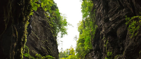 Famille en randonnée dans les Gorges de la Langouette, entre falaises majestueuses et nature préservée du Jura
