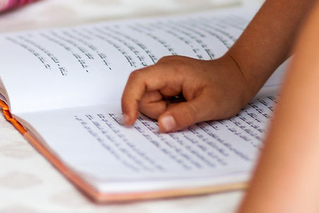 Hand auf Lernbuch