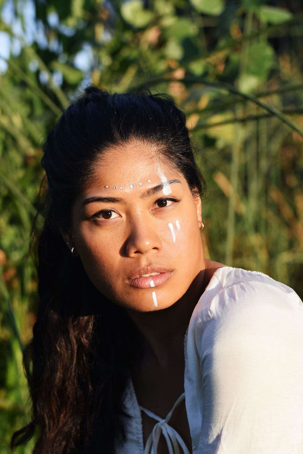 woman with facial adornments; what is the flash technique