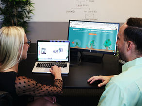 Profesionales de marketing digital revisando métricas de e-commerce en un retail en Perú