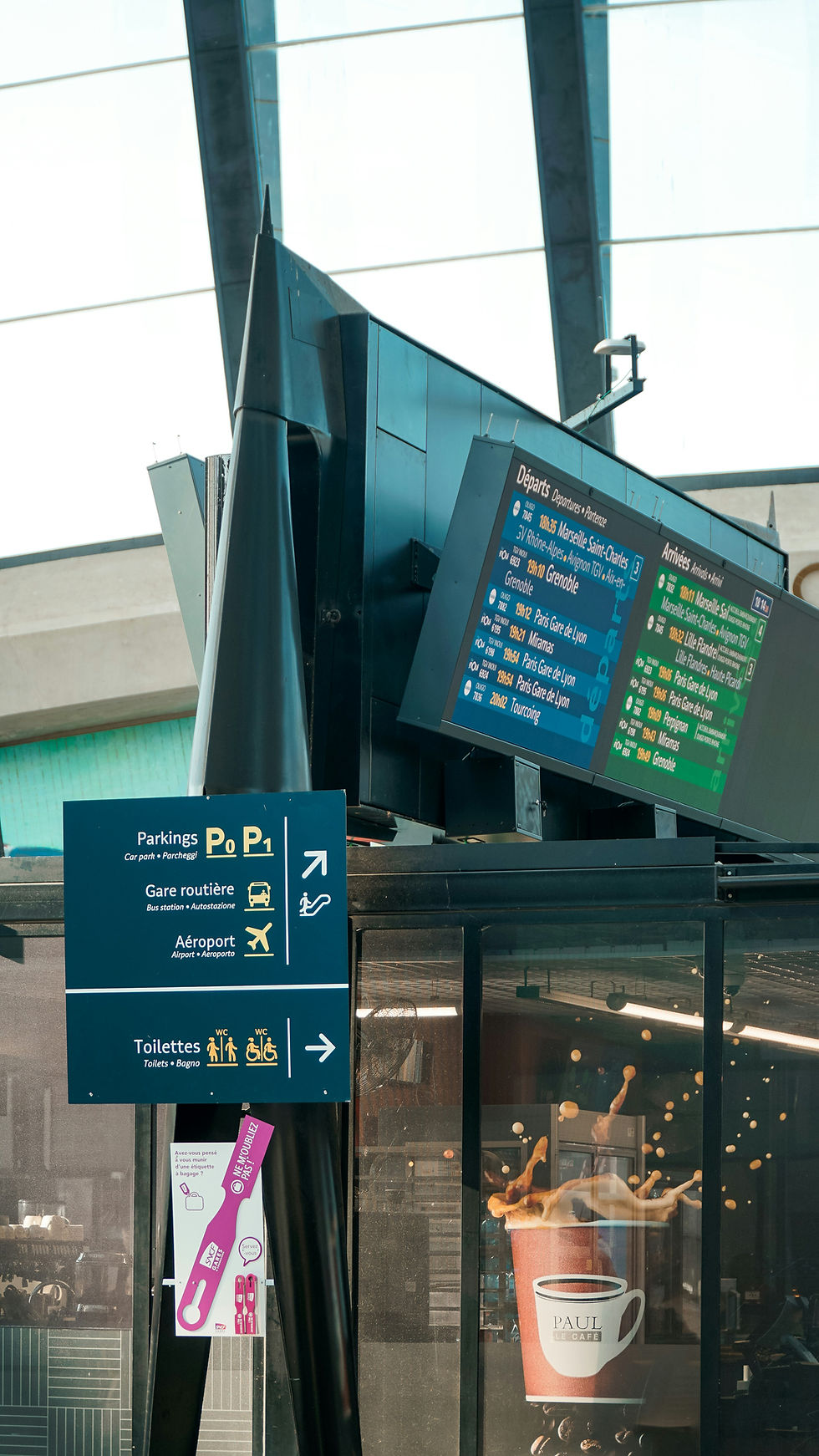 Digital Wayfinding Signage for Seamless Indoor Navigation and Visitor Experience
