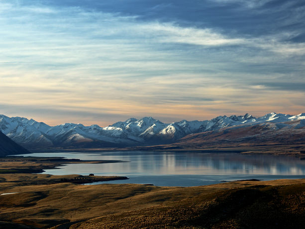 Tramonto sul Lago Tekapo in Nuova Zelanda con le Alpi del Sud innevate sullo sfondo.