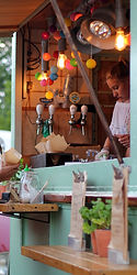 Des stands de restauration proposent une délicieuse cuisine locale aux festivaliers affamés de 'Jazz au Pic'.