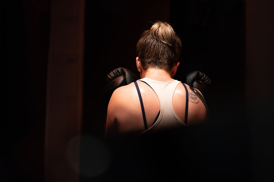 Solid Fight Store orijinal boks eldiveni ve dövüş sporları ekipmanlarını kullanan kadın dövüşçü