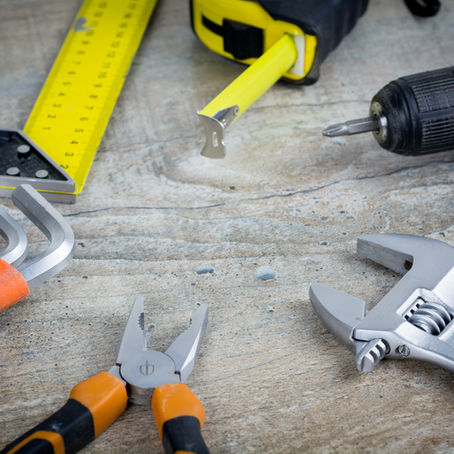 outils de rénovation posé sur une table 