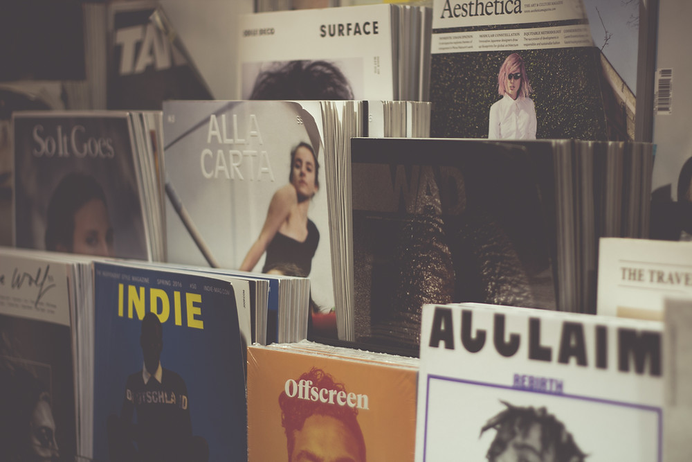 Prateleira com revistas de diversas temáticas.