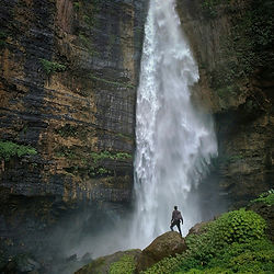 La fraîcheur d'une cascade au Jura, un endroit idéal pour une évasion rafraîchissante en été.