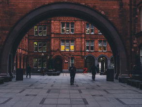 International cohort discussing strategy case study at a Top MBA Programme in the UK