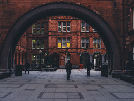 International cohort discussing strategy case study at a Top MBA Programme in the UK
