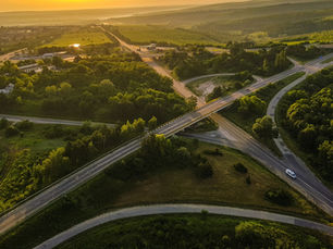 Paesaggio concettuale con strade e bivi che rappresentano decisioni aziendali guidate dai dati in Microsoft Dynamics 365 Business Central e processi data-driven