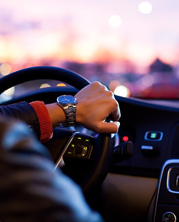 homem dirigindo um veÃculo