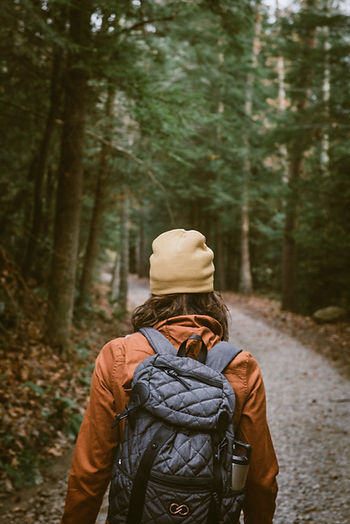 Frau im Wald