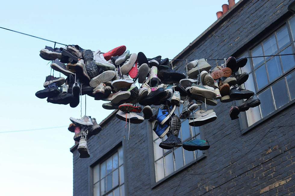 Chaussures qui pendent sur un fils