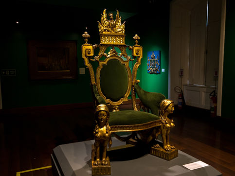 "הַשָּׁמַיִם כִּסְאִי" – האם הקב"ה יושב על כיסא?