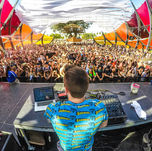 MacBook Air M4 DJ live performance scène festival ordinateur musique pro scène festival ordinateur professionnel musique live