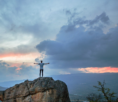 Mann auf Berggipfel am Ziel