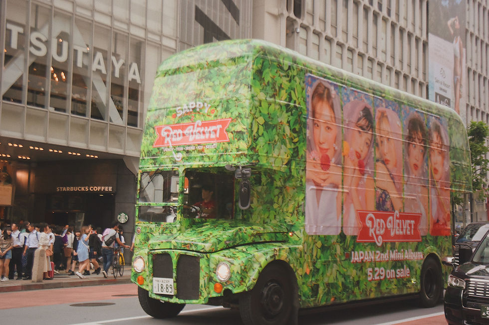 Publicidade do grupo Red Velvet em um ônibus no Japão.